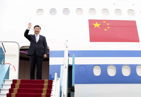 习近平抵达河内开始对越南社会主义共和国进行国事访问