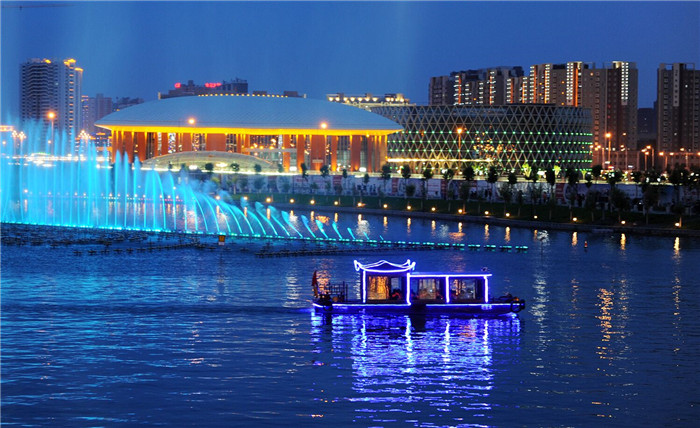 6fd223cadb0c33d6968b760f1d3c46ba.jpg 1.夏至的夜幕,的孔雀河水波荡漾,华灯闪映,音乐喷泉随律动起伏,游人湖心泛舟,好不自在。(库尔勒市纪委监委 魏银河 摄).jpg