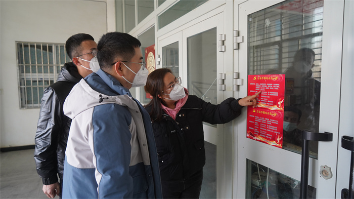 5.且末县纪委监委因地制宜在人员密集场所张贴监督举报联系电话,通过定点接访、入户走访、带案下访等方式,广泛收集问题线索,推动纪检监察工作高质量发展。(且末县纪委监委 杨家东 摄).jpg